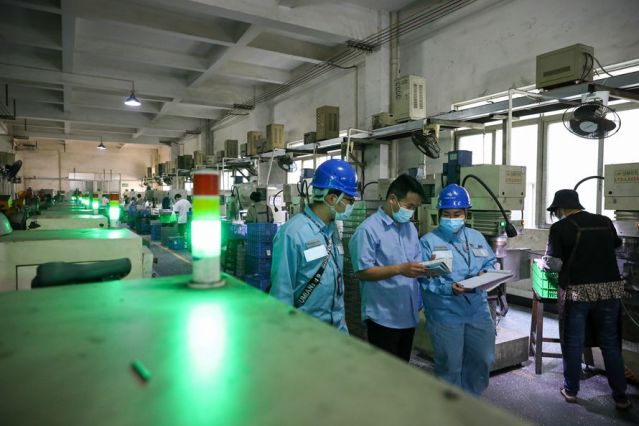 南方電網(wǎng)廣東中山供電局客戶服務(wù)人員上門到中山利特隆瓦斯公司聽取客戶意見，保障企業(yè)生產(chǎn)，為企業(yè)開通“潛