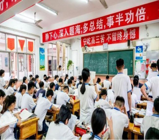 18年前，楊博為高考偷走試卷熟記答案，進(jìn)考場(chǎng)看到題目后卻傻眼了