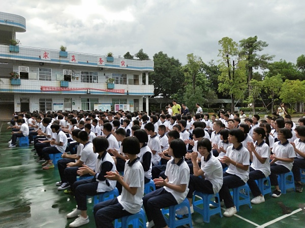 學(xué)生整體.jpg