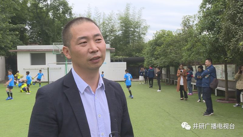 愛心人士到井研捐資助學(xué)、捐建校園足球場(chǎng)