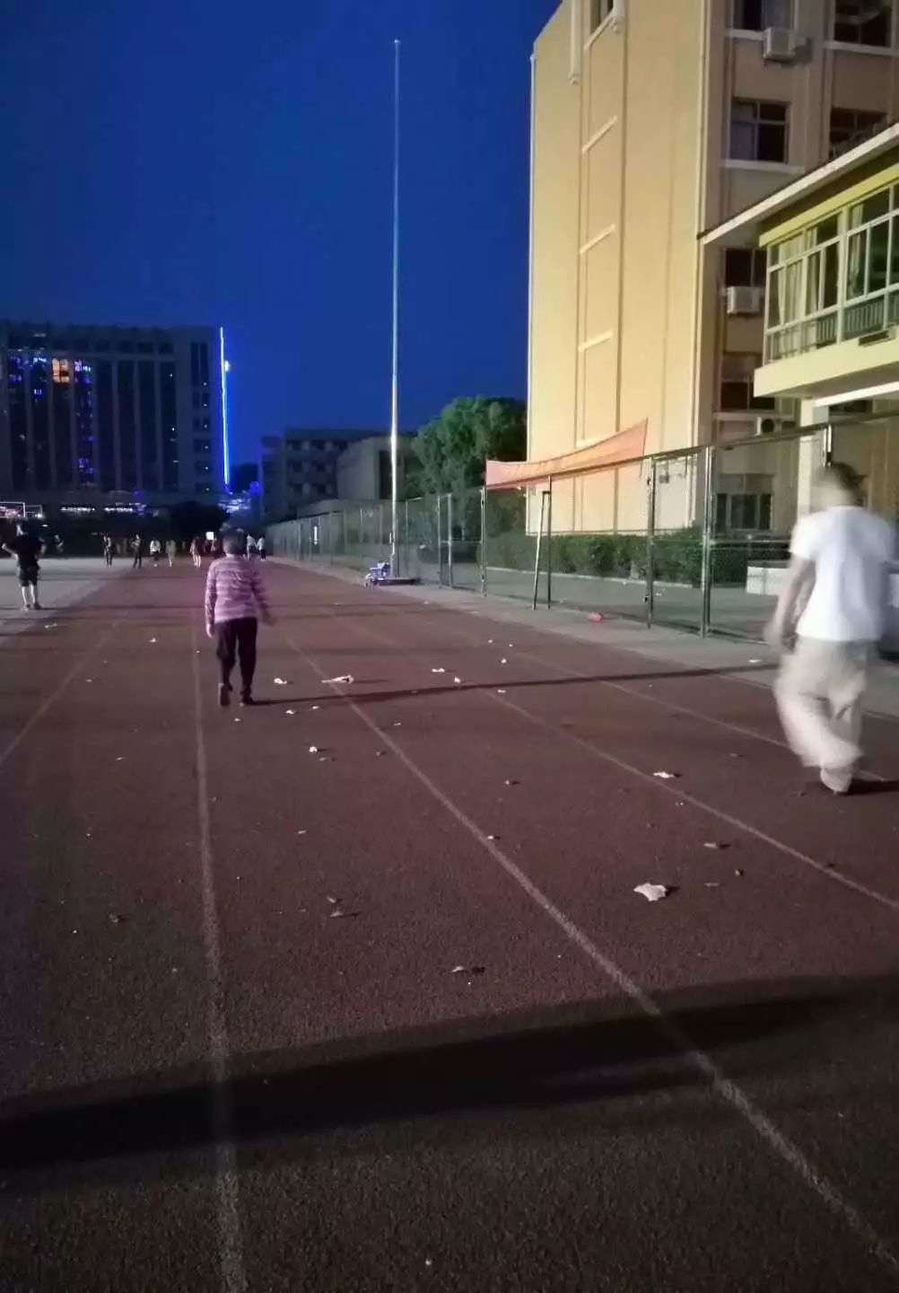 9所符合條件的城區(qū)學(xué)校的體育場地全部向社會開放。