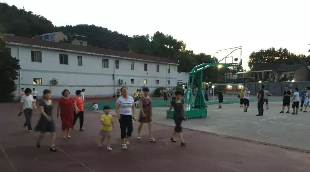 9所符合條件的城區(qū)學(xué)校的體育場地全部向社會開放。