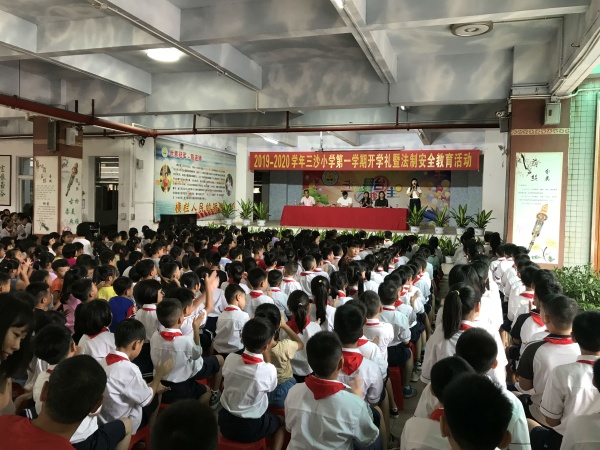 開學(xué)典禮上副校長黃燕芬講話.jpg