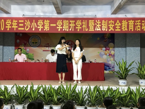黃燕芬副校長為大家介紹新教師.jpg