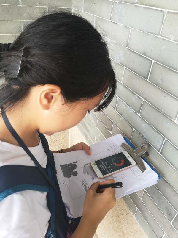 參賽選手用手機(jī)指南針測量唐家三廟的朝向.jpg