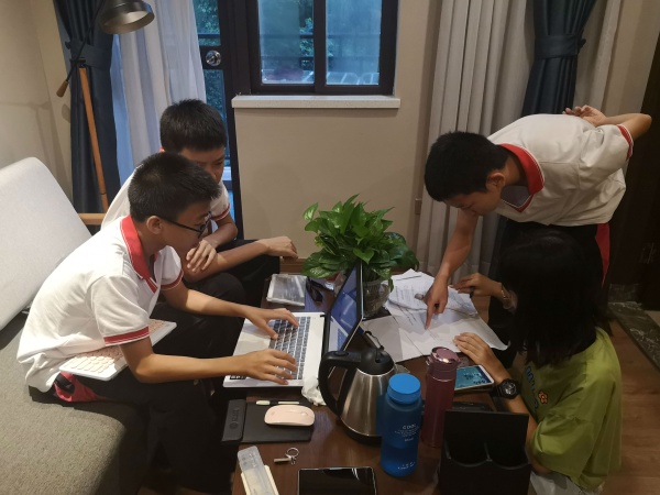 選手們在老師的指導(dǎo)下完成考察報告和制作匯報PPT2.jpg