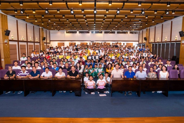 參賽師生與評委大合影.jpg