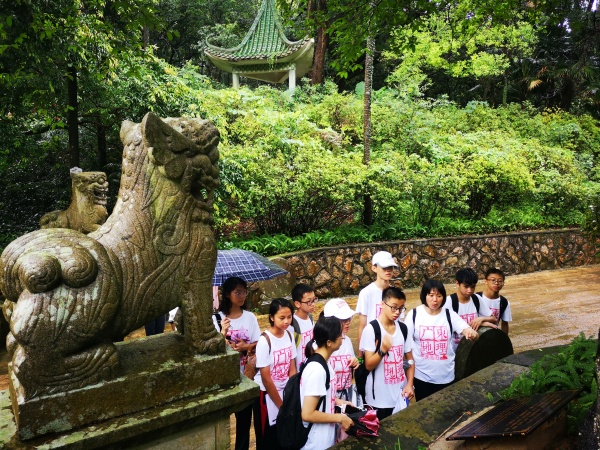 師生在唐家灣共樂園展開考察.jpg