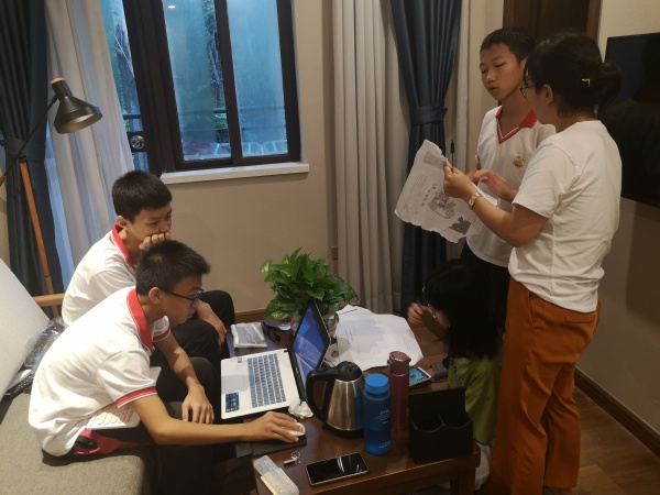 選手們在老師的指導(dǎo)下完成考察報告和制作匯報PPT.jpg