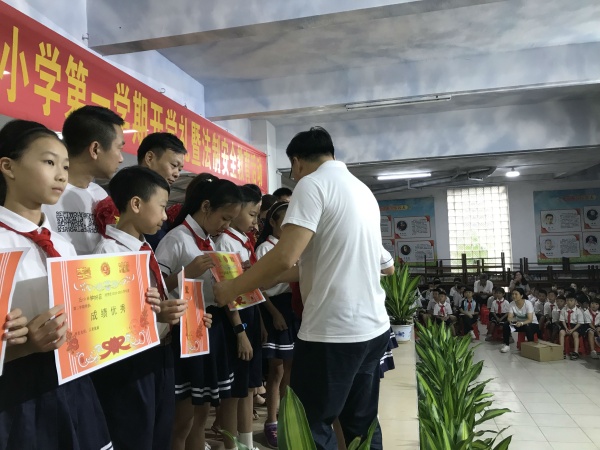 學(xué)校游學(xué)偉校長給上學(xué)期獲得成績優(yōu)秀的學(xué)生頒發(fā)獎(jiǎng)狀.jpg