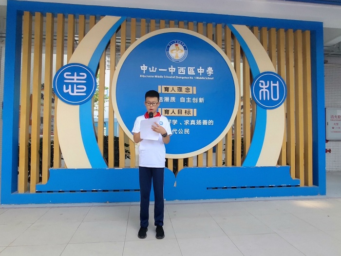 學(xué)生代表張軒講話.jpg