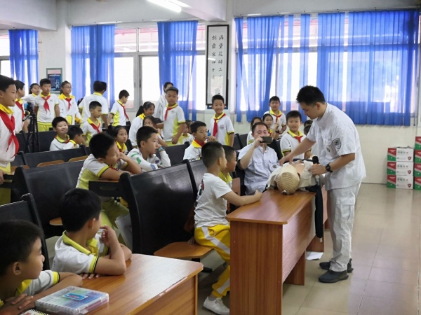 翠景東方小學(xué)四年級(jí)急救課堂照片IMG_20191115_103604.jpg