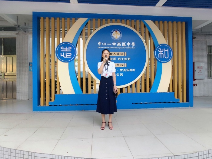 莫秀紅副校長(zhǎng)在領(lǐng)誓.jpg