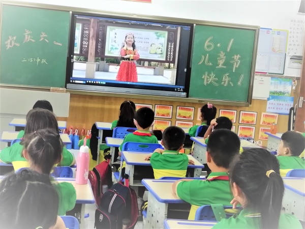 觀看六一節(jié)目.jpg