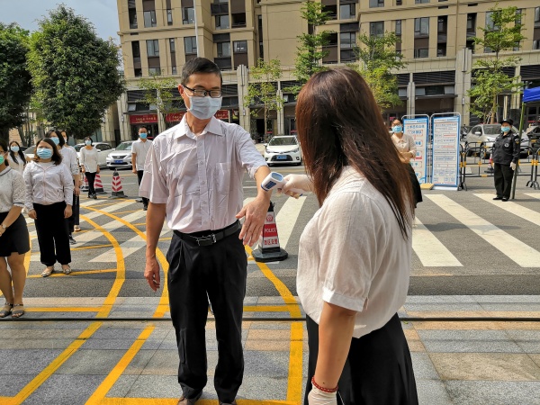進校門測體溫.jpg