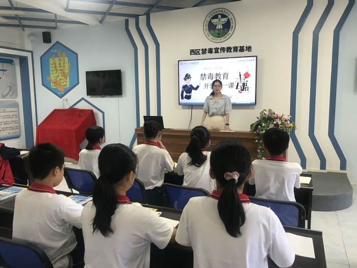 思政老師張小藝.jpg