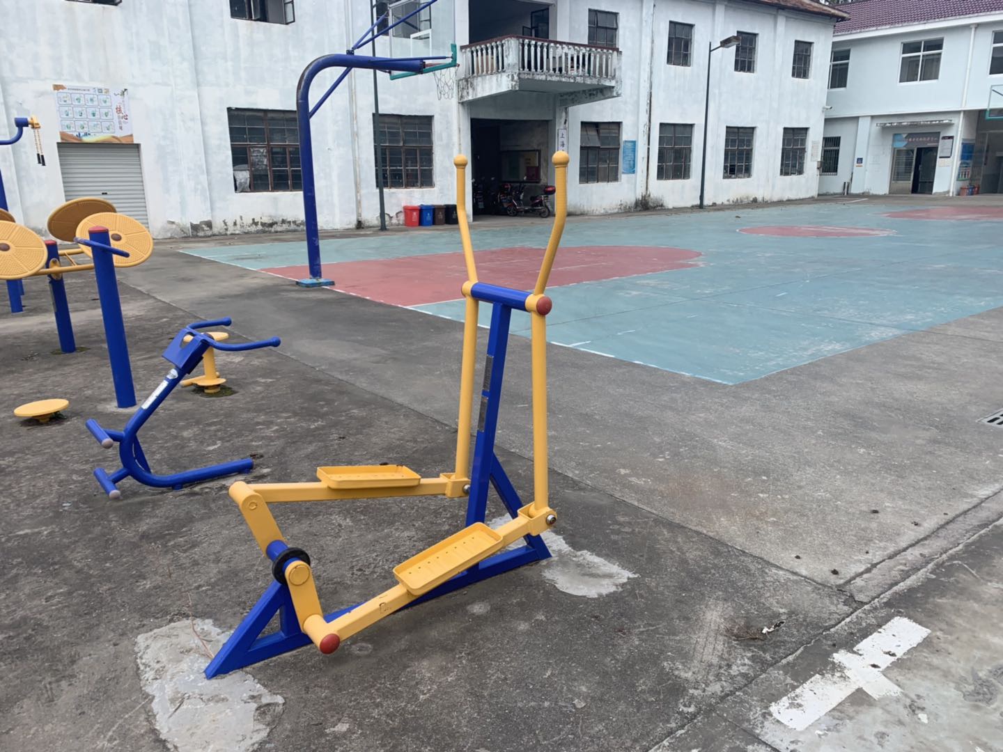 室外橢圓機(jī) 室外橢圓機(jī)