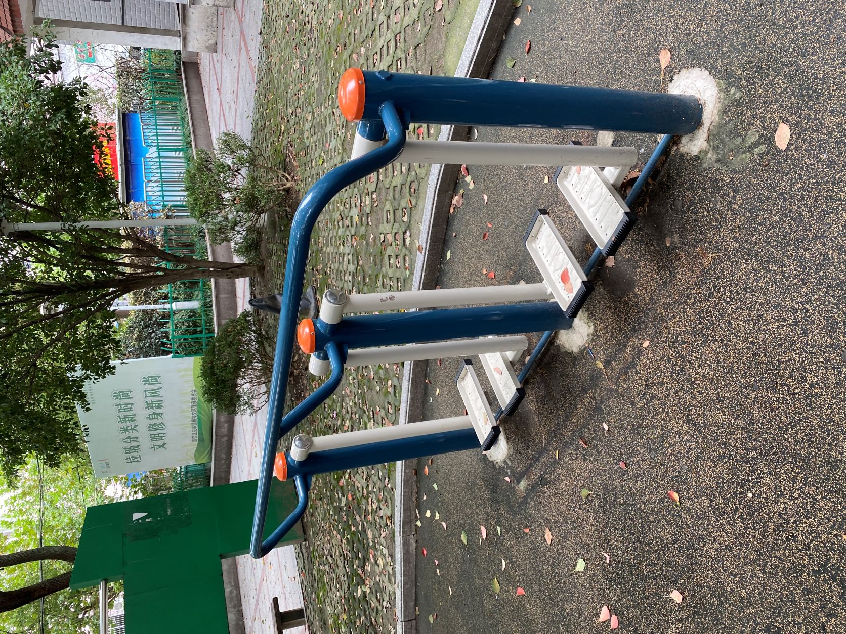 二位太空漫步機(jī)