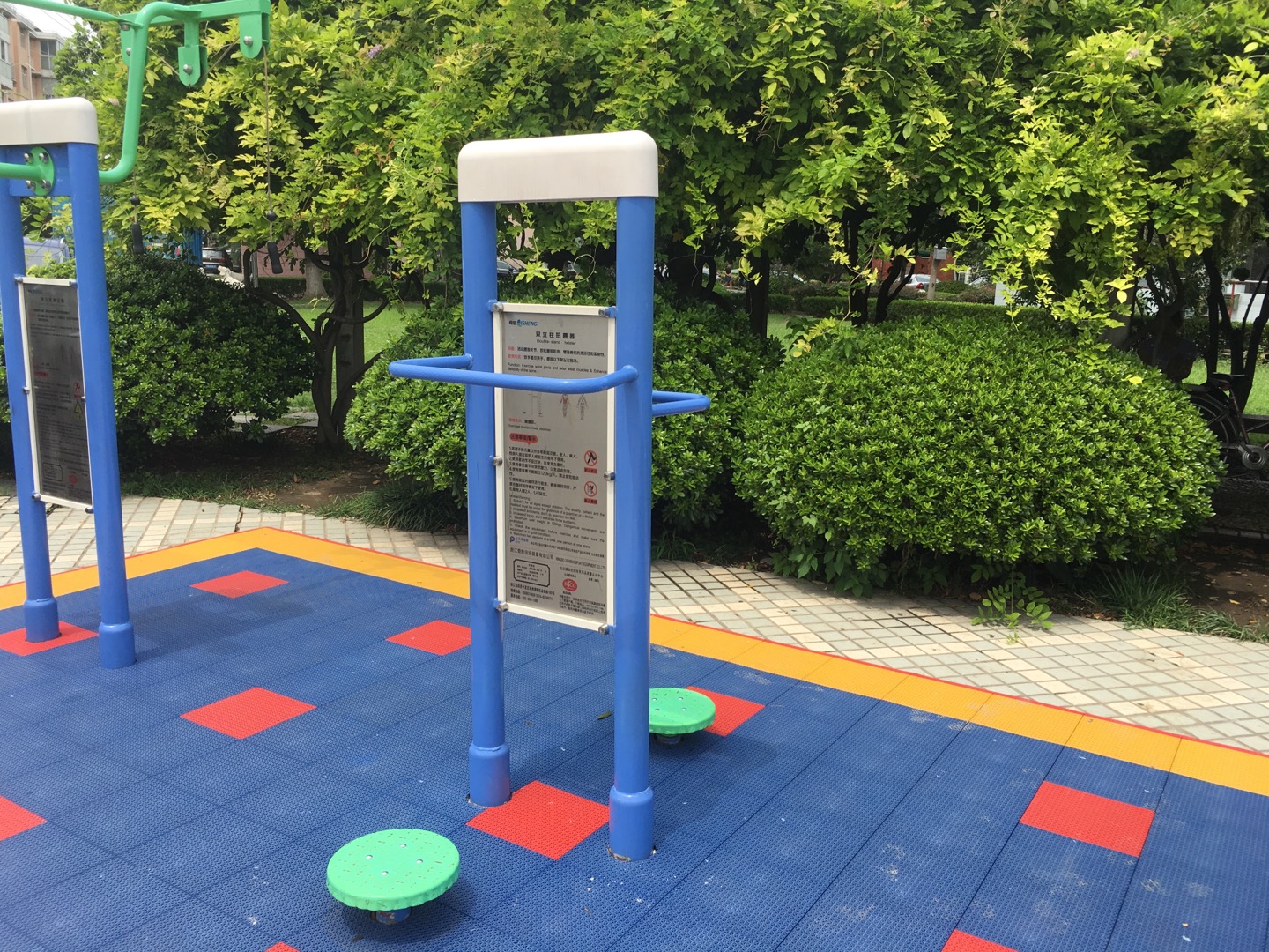 雙立柱扭腰器 雙立柱扭腰器