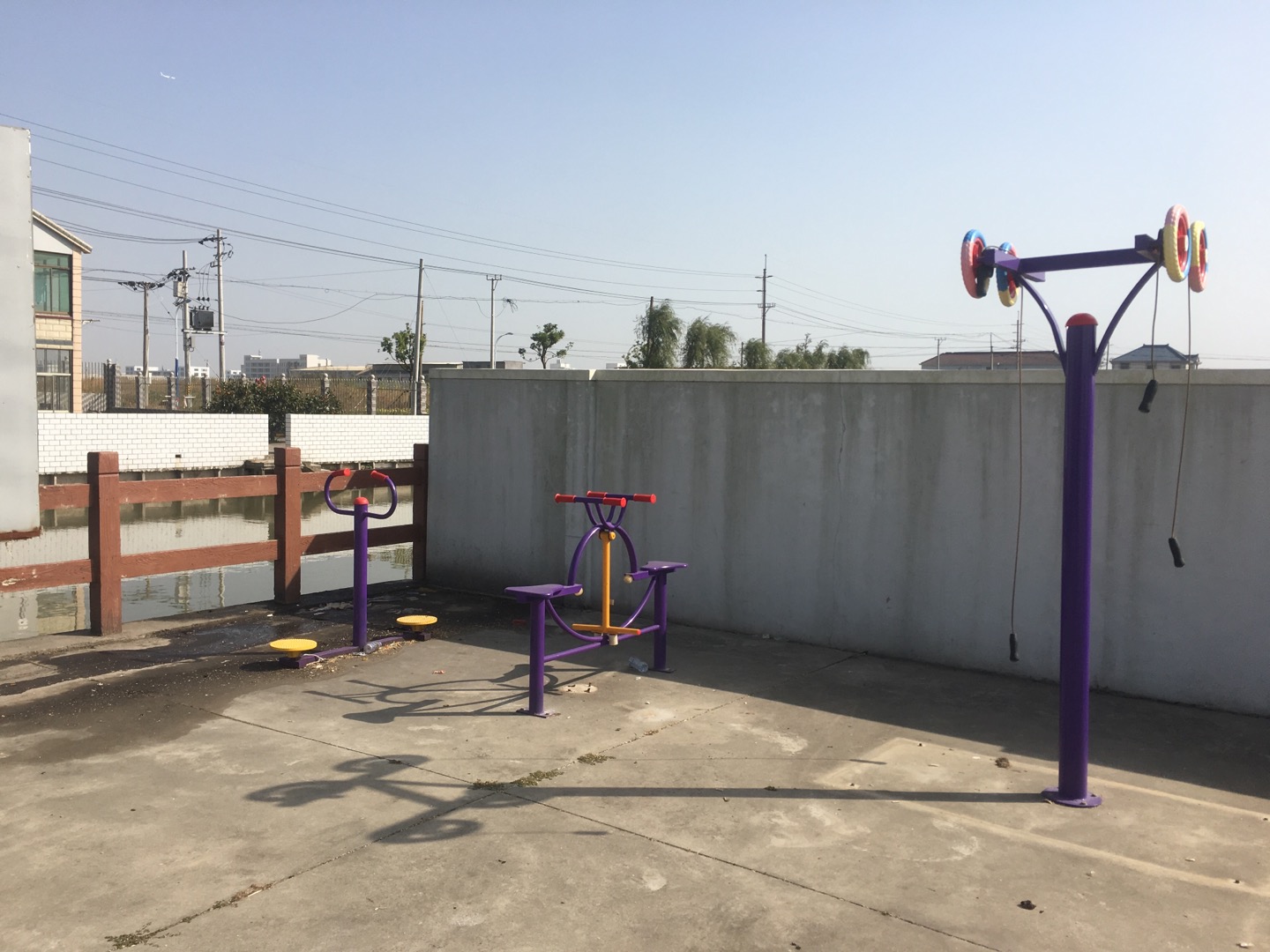 老港鎮(zhèn)成日村成一老村委健身苑點(diǎn)