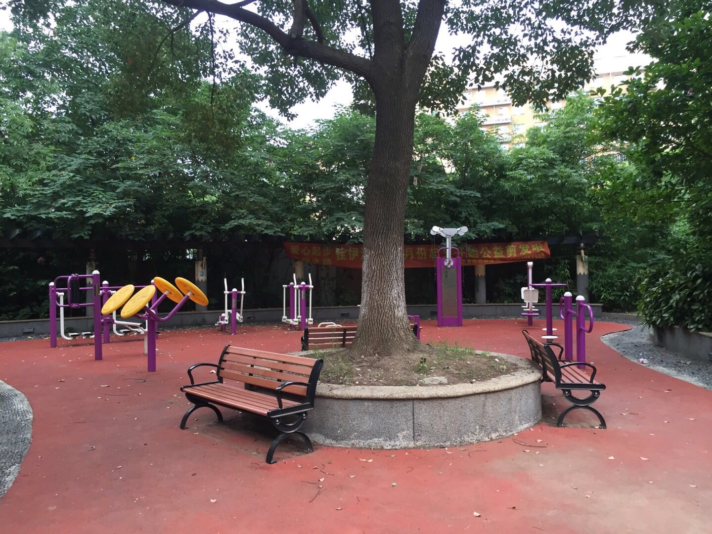 西郊居委西郊城北區(qū)健身點 西郊居委西郊城北區(qū)健身點