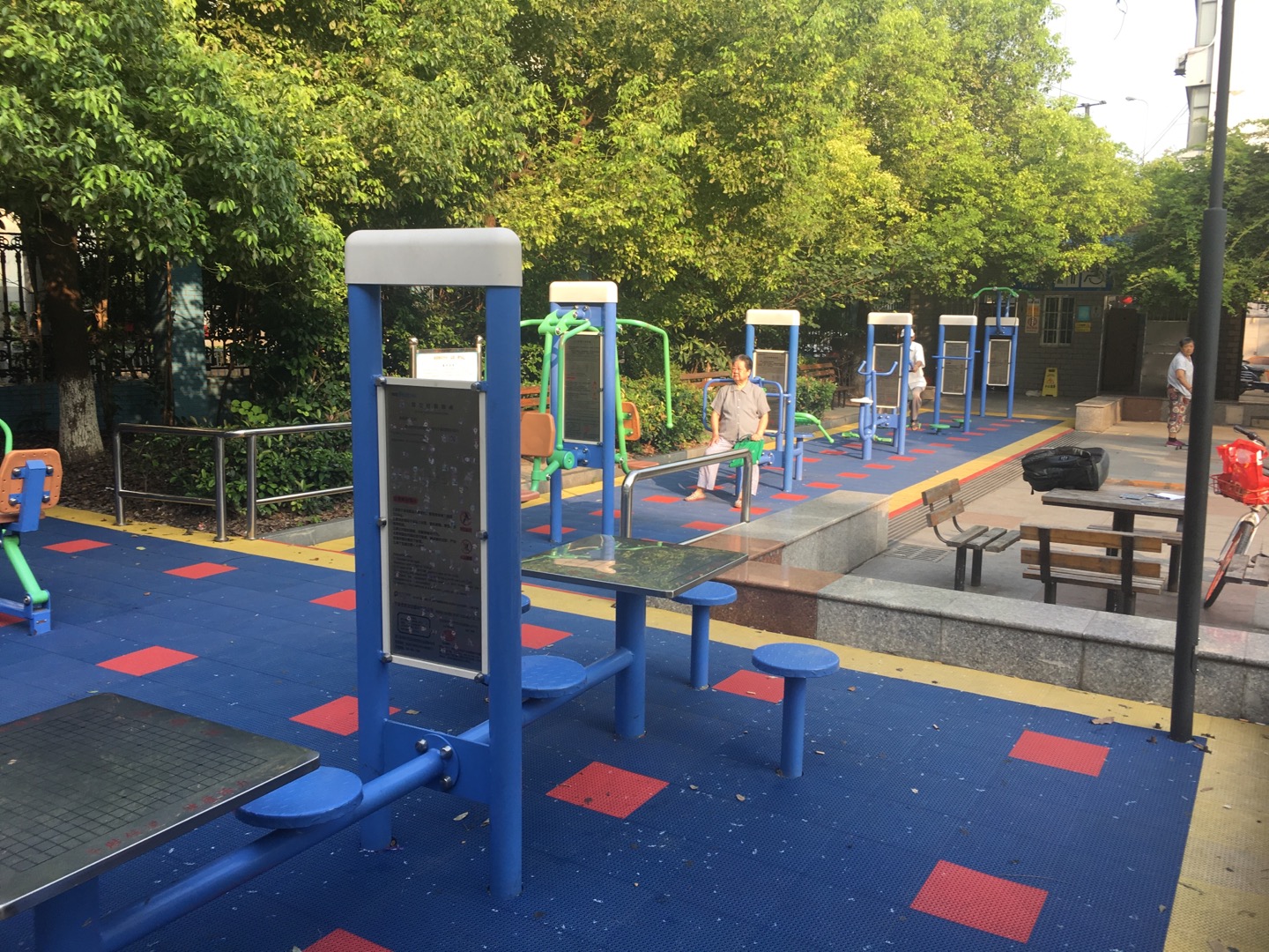 海濱新村居委健身點(diǎn)（1）