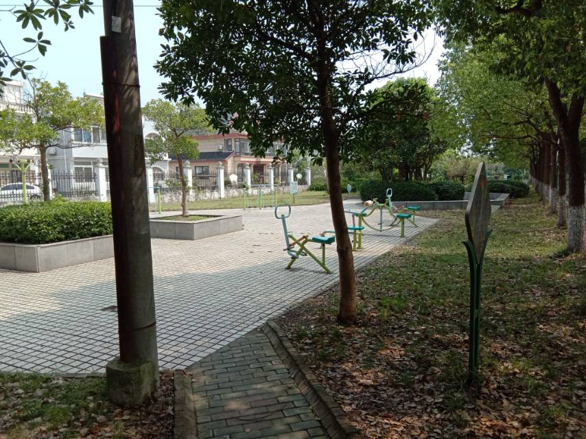 嘉富路小區(qū)東側(cè)市民健身點