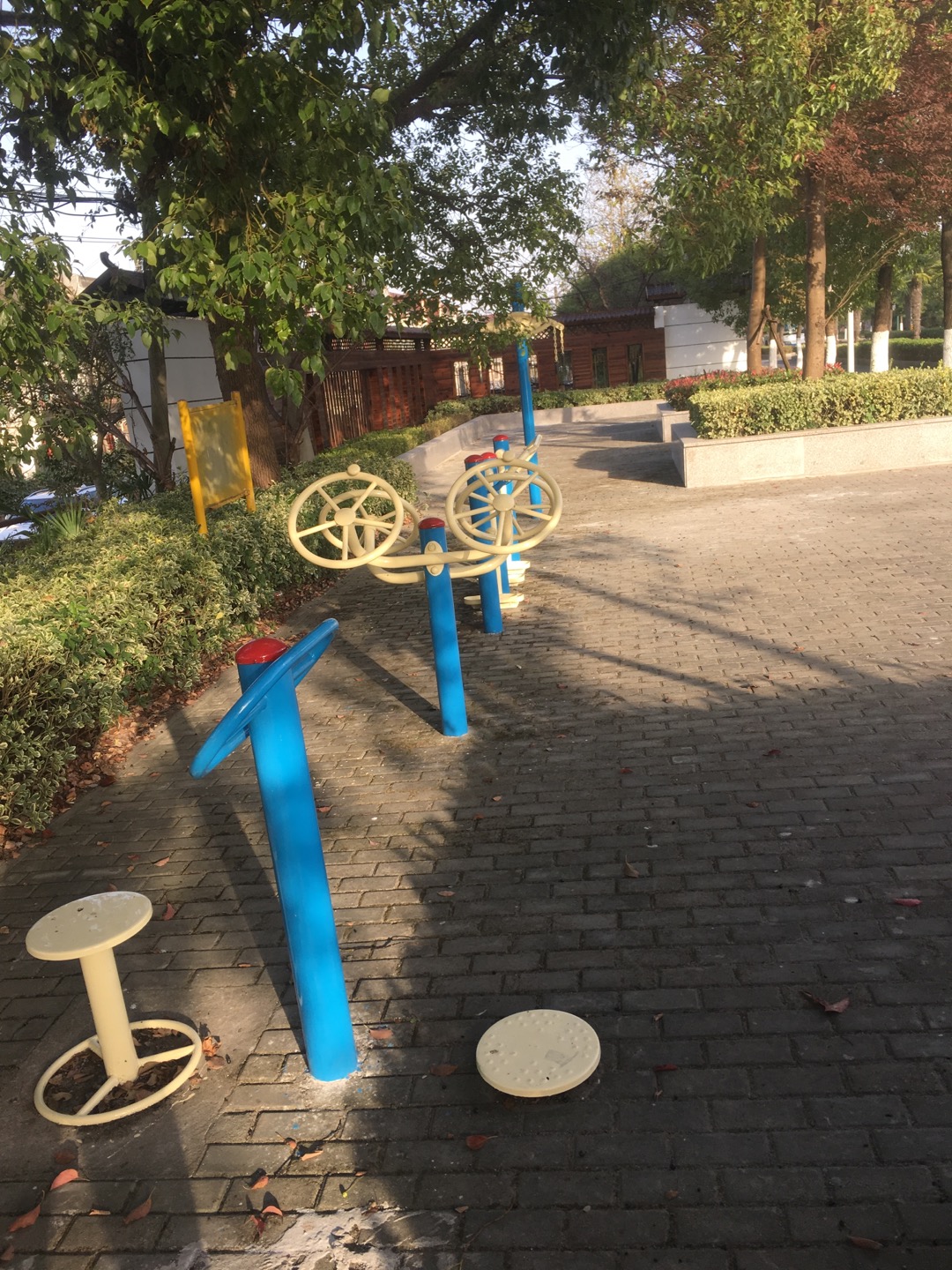 老港鎮(zhèn)濱海居民委員會建設村車站健身苑點