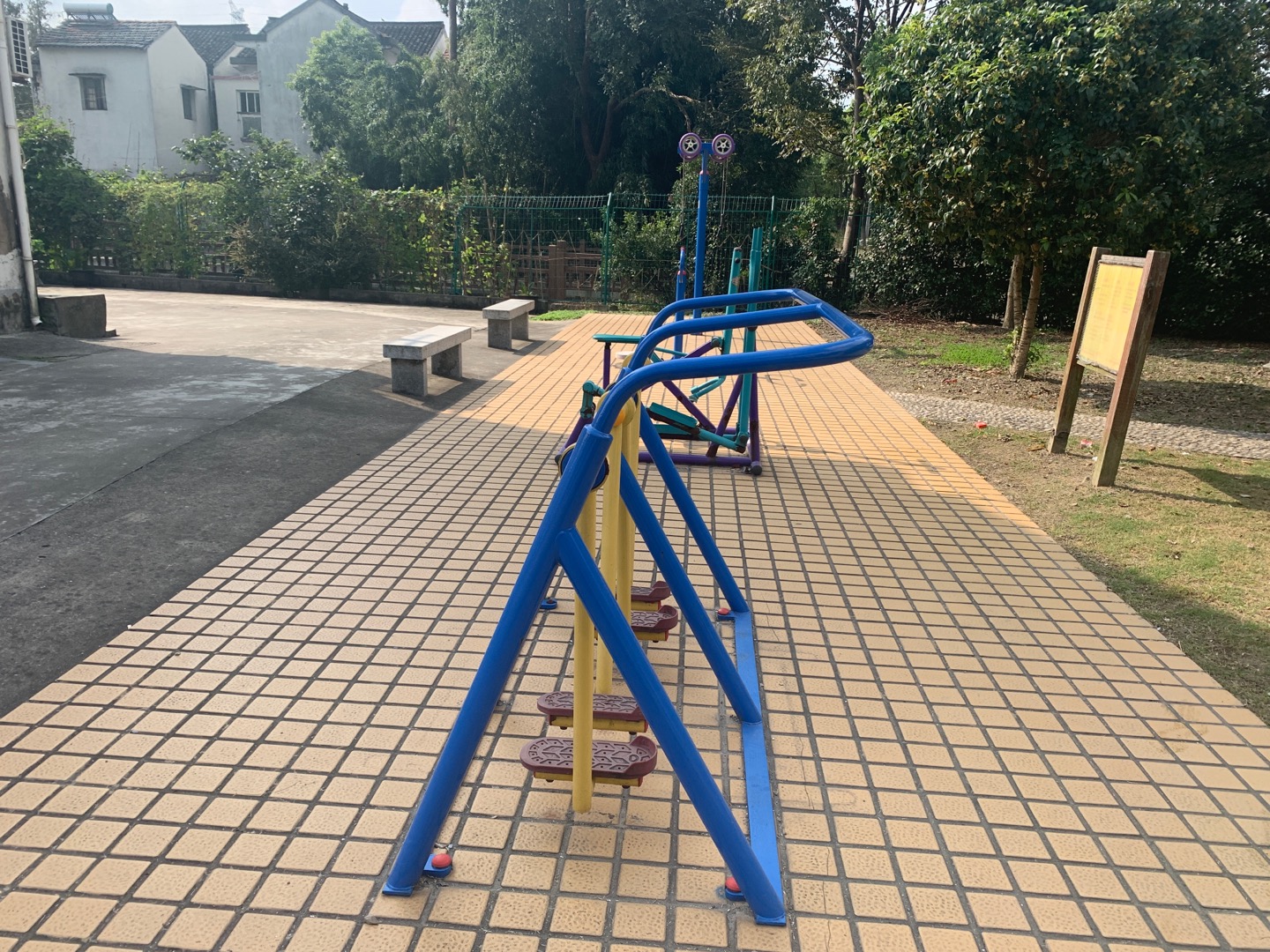 新源村9隊(duì)健身點(diǎn)