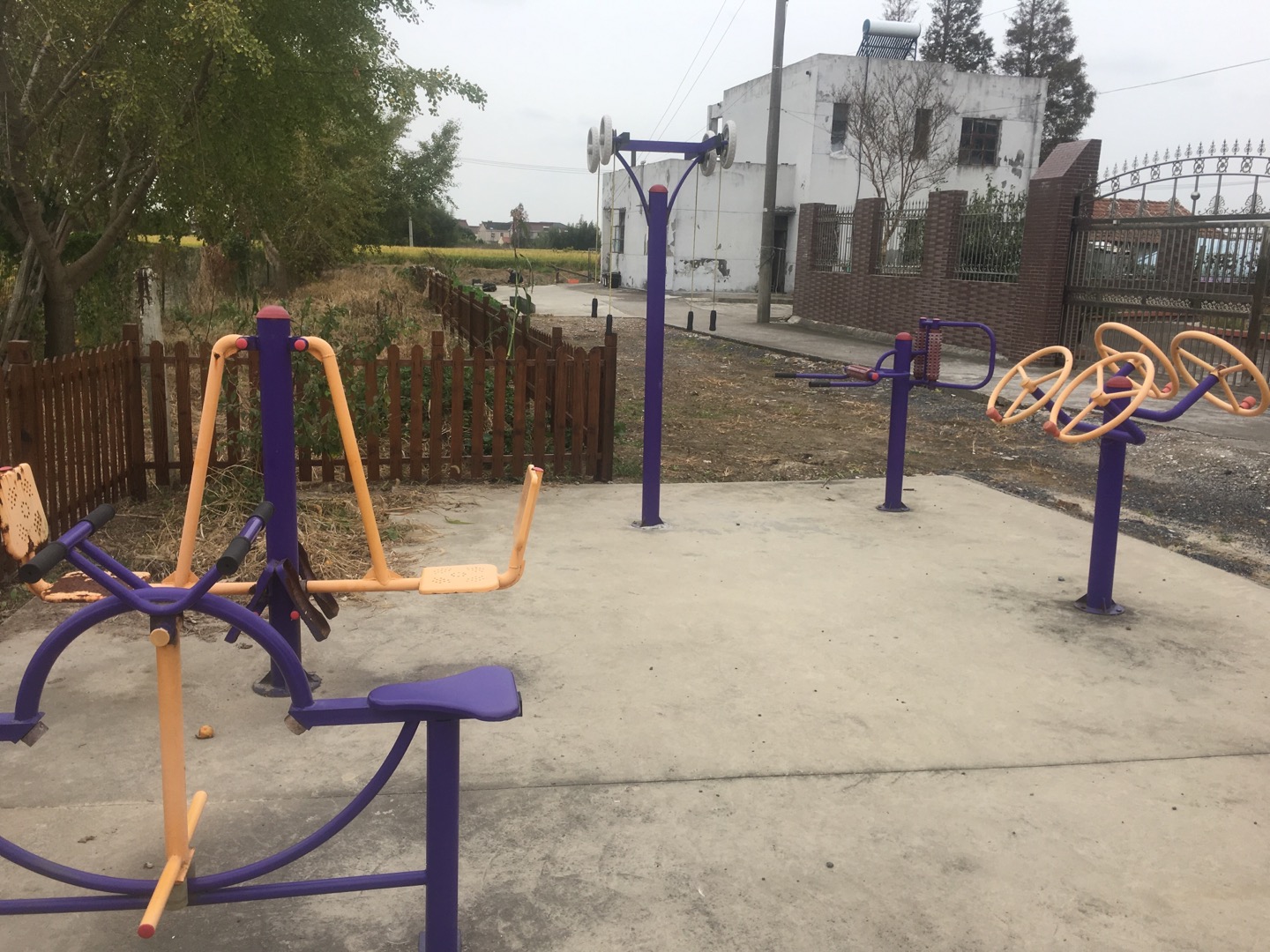 老港鎮(zhèn)欣河村民委員會(huì)煙墩8組1號(hào)健身苑點(diǎn)