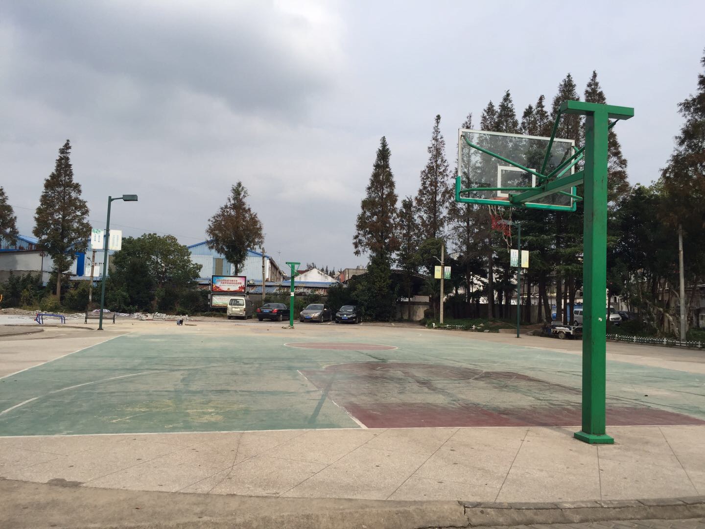 前衛(wèi)新村籃球場