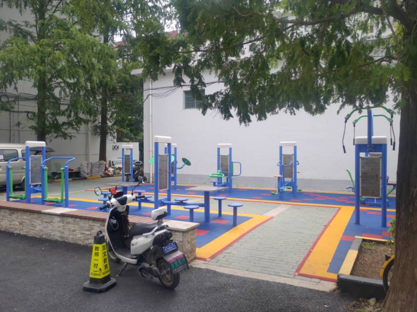 呼瑪五村二小區(qū)健身點