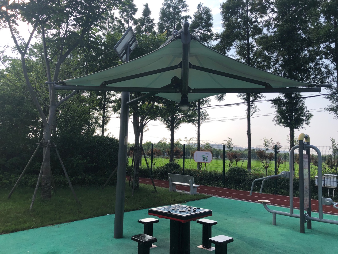 太陽能燈光遮陽棚