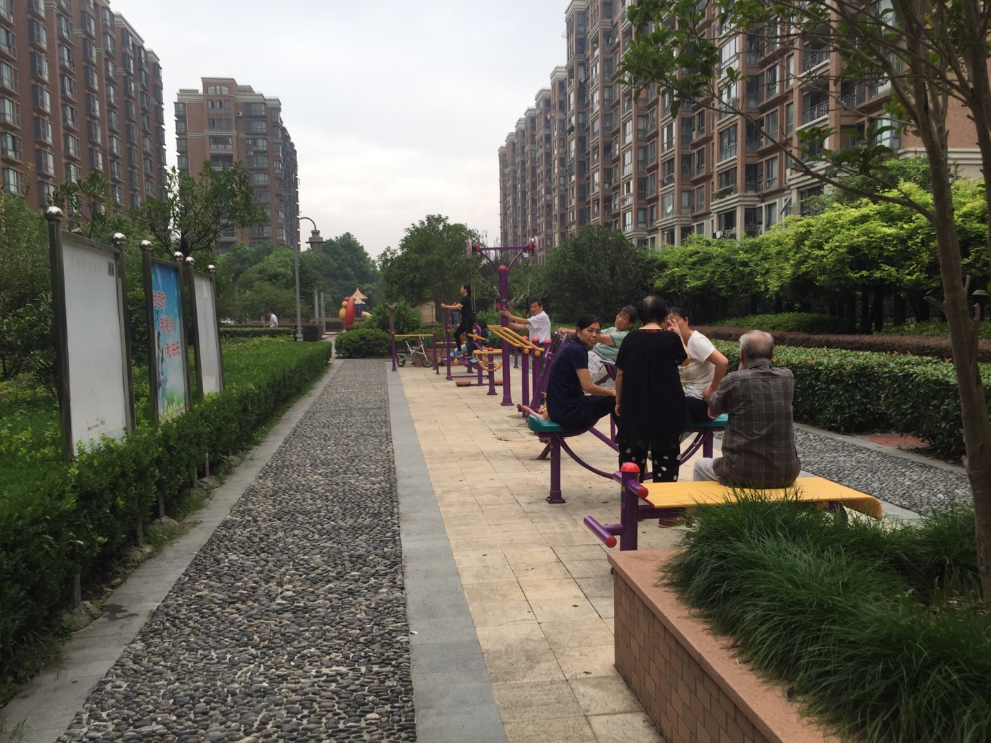 華漕二居委萬(wàn)博家園健身點(diǎn)