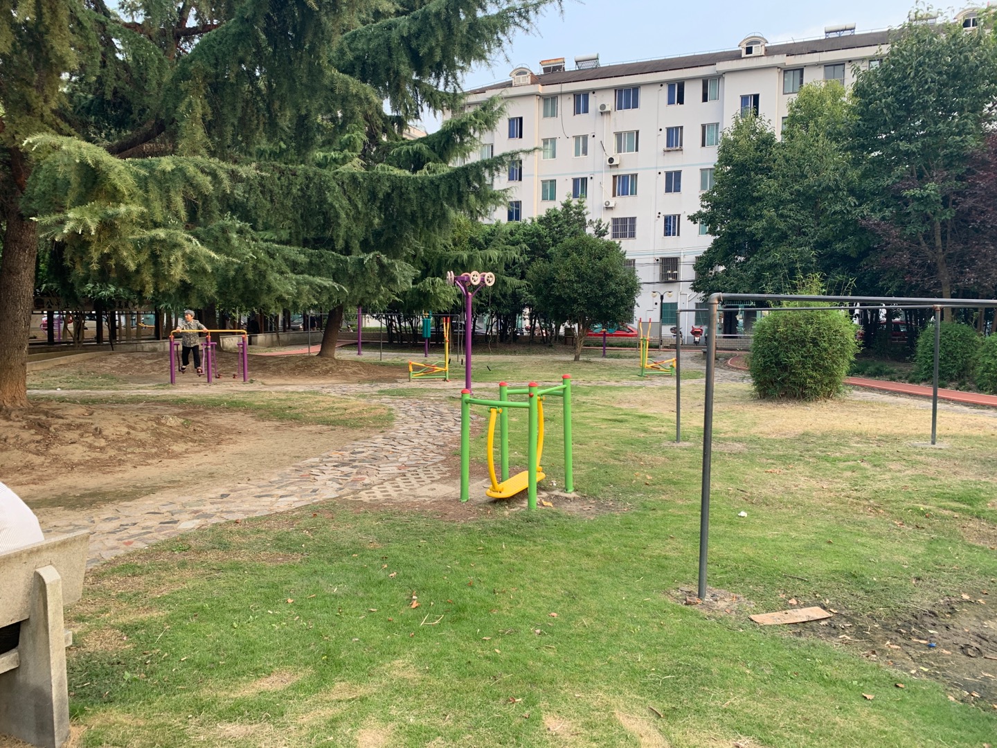 藍(lán)天二村社區(qū)廣場健身點(diǎn)