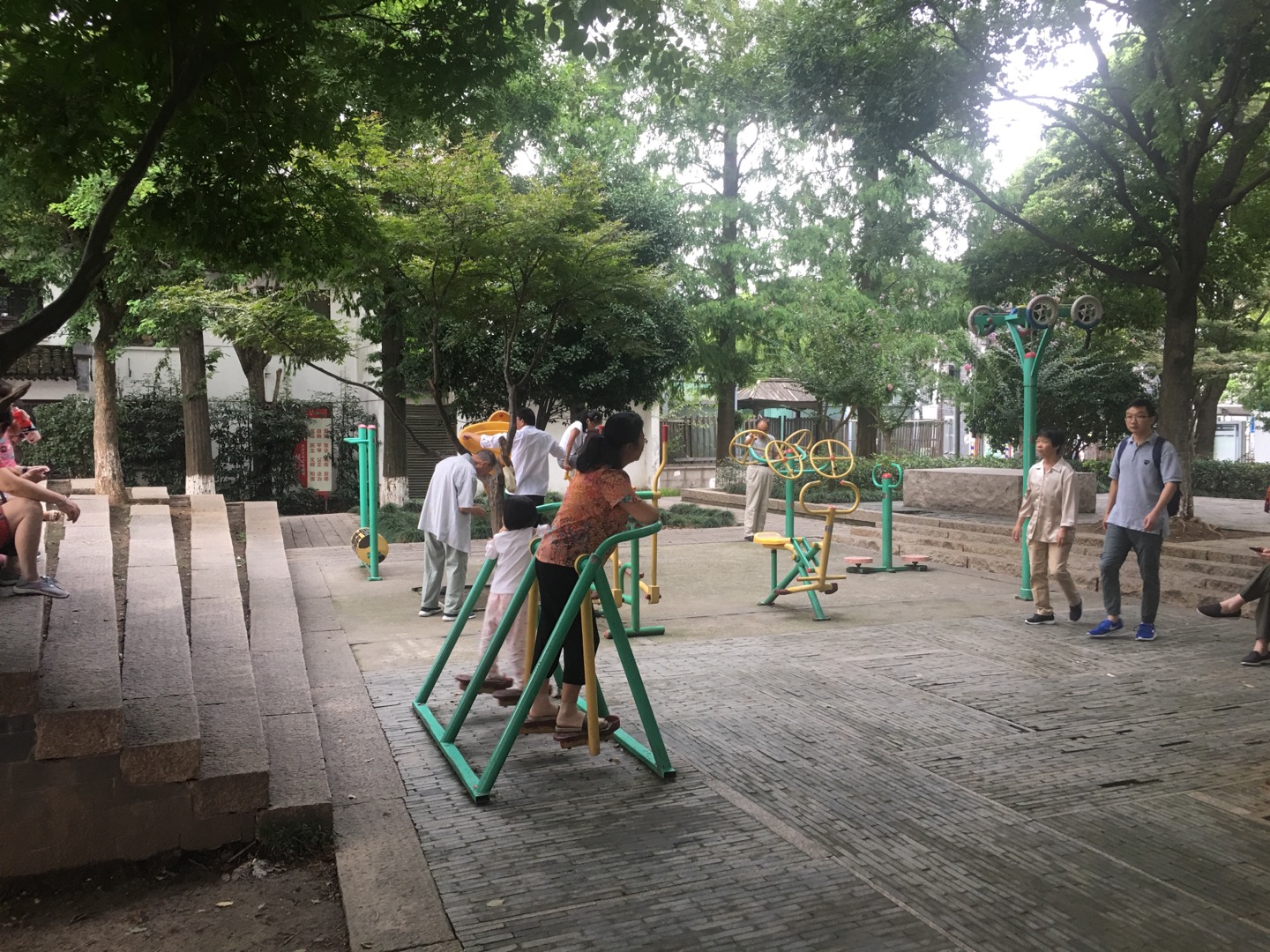 銀杏樹廣場健身點(diǎn)