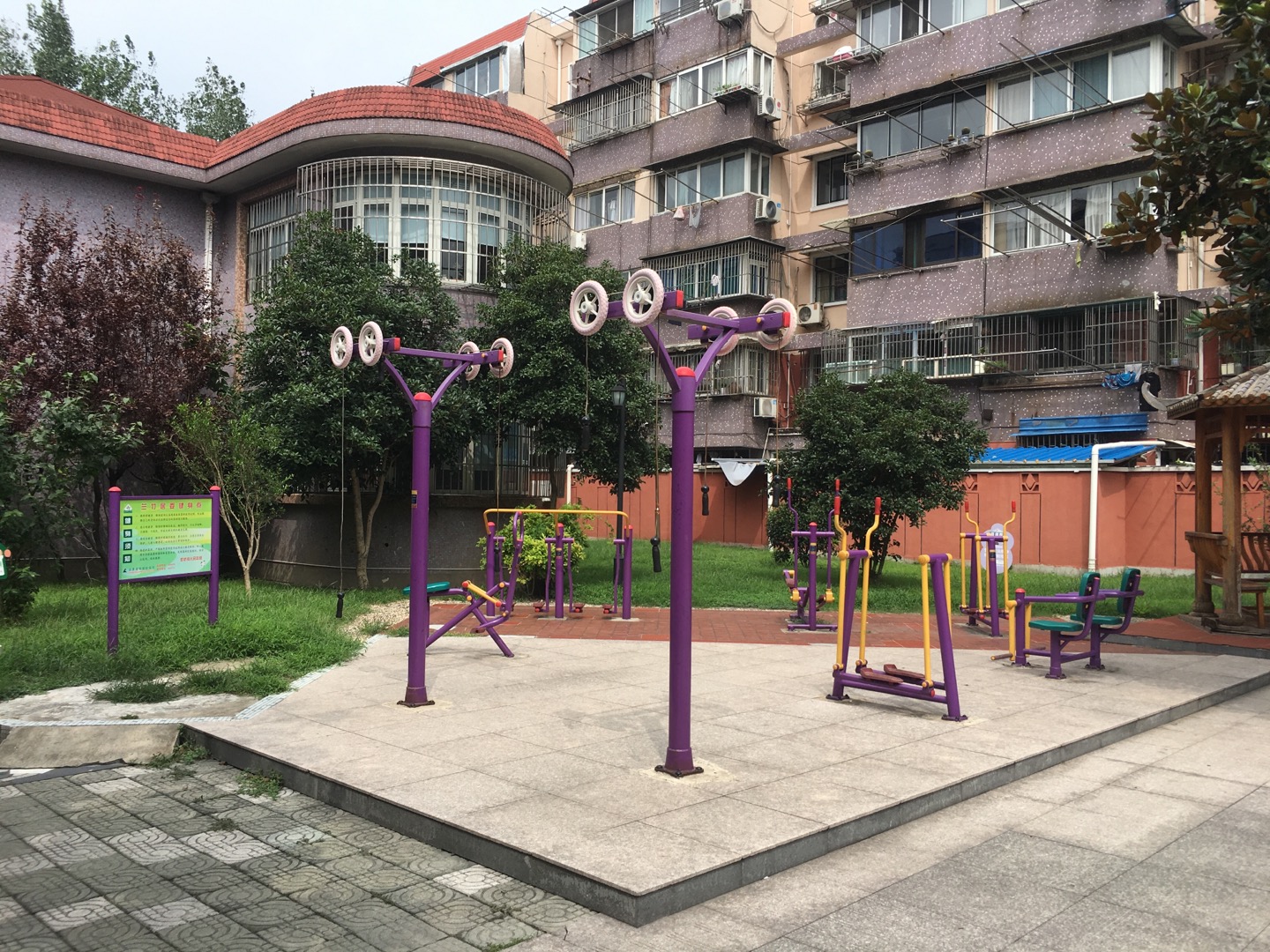 蘭竹居委龍柏四村三小區(qū)健身苑點(diǎn)