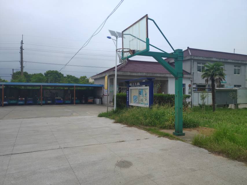 白鶴鎮(zhèn)響新村籃球場(chǎng)