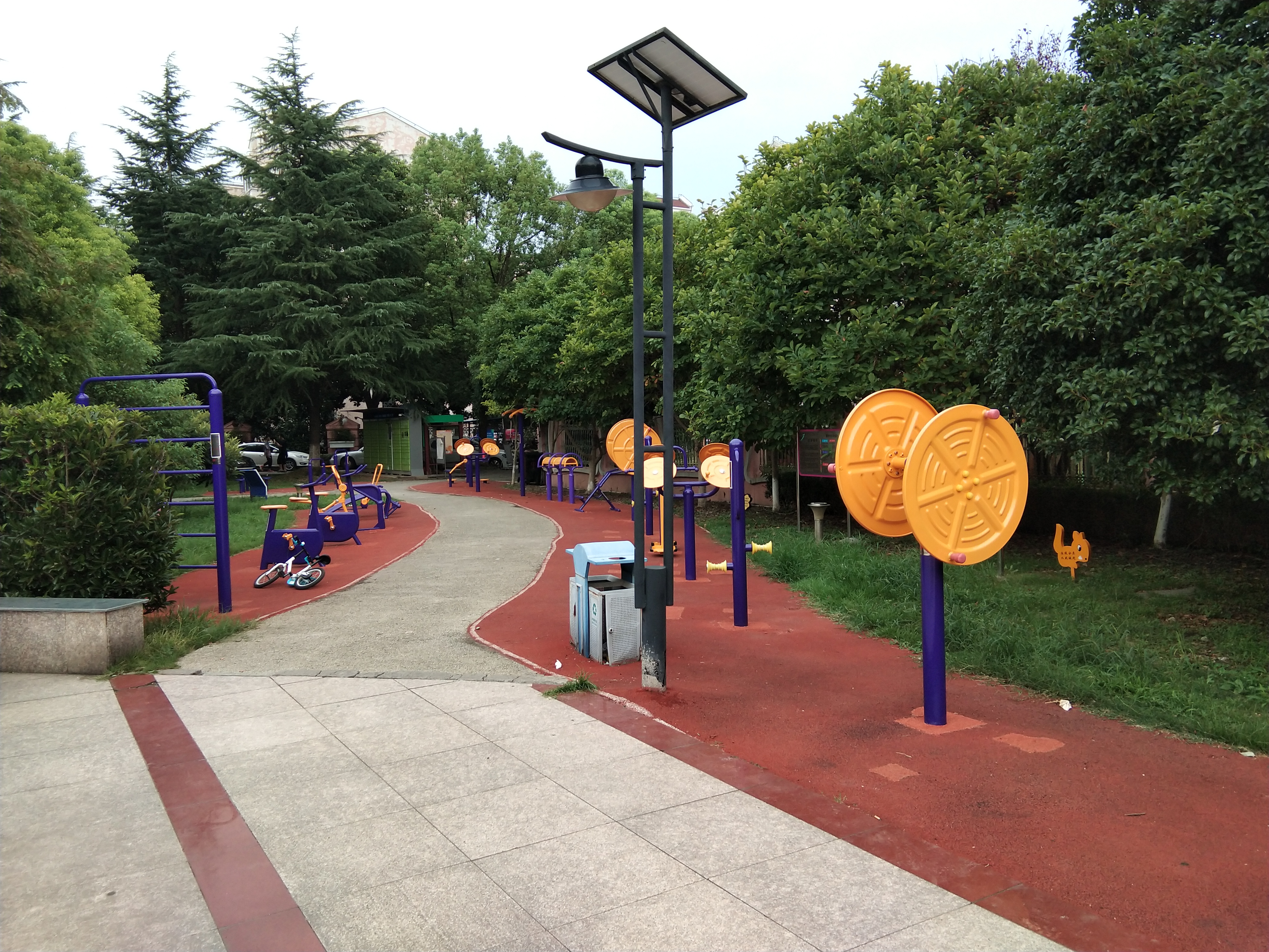 西部花苑西部一區(qū)廣場(chǎng)健身苑