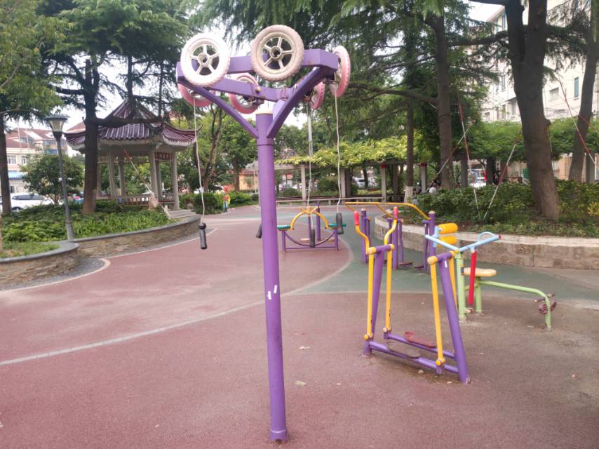 呼瑪一村三居委健身點