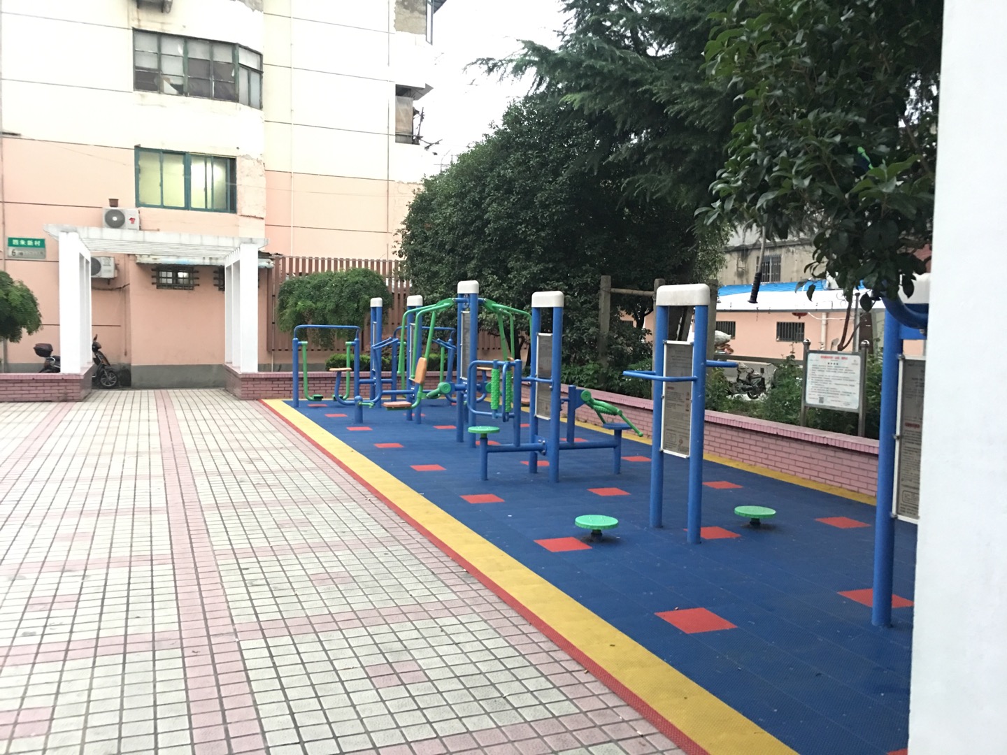 西朱新村居委健身點