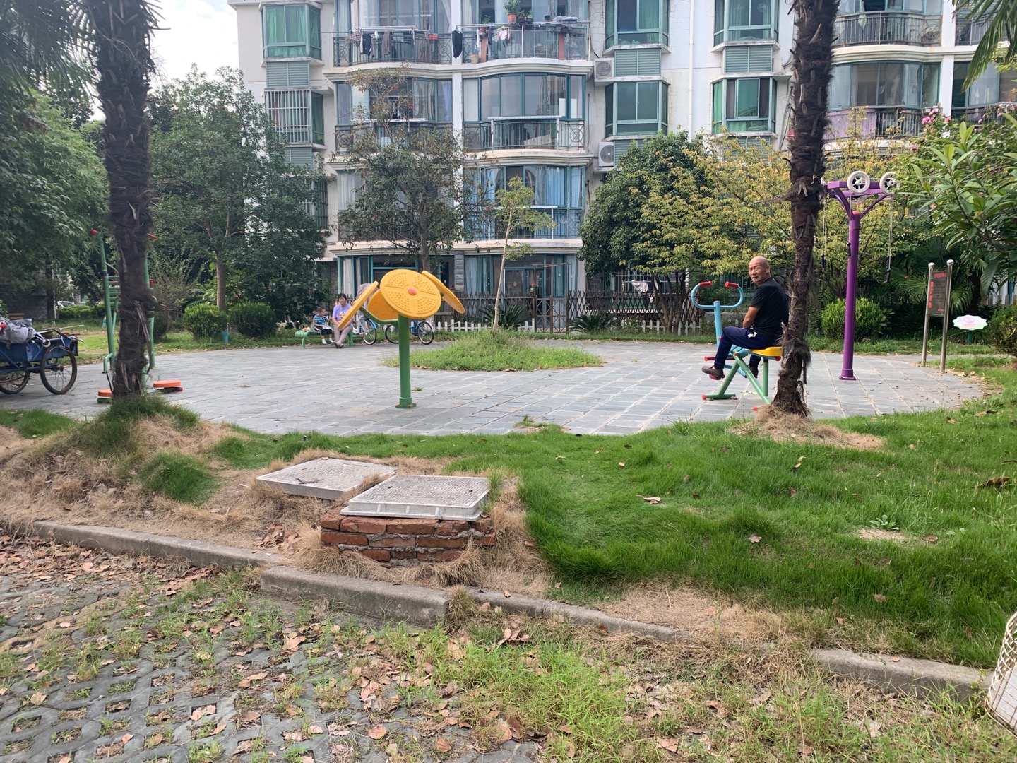 世紀(jì)新城南邊健身點