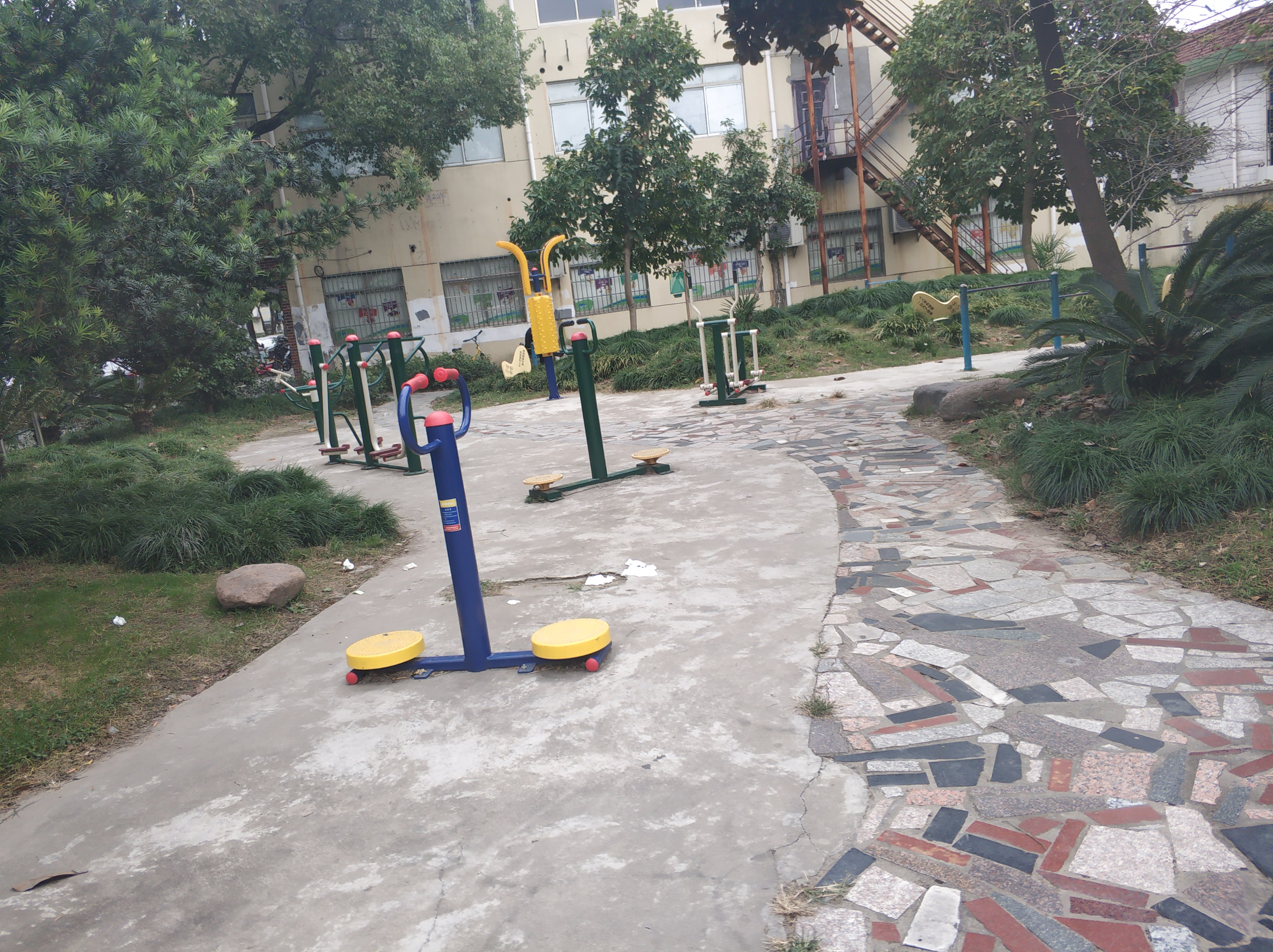 世強健身點（小區(qū)外面）