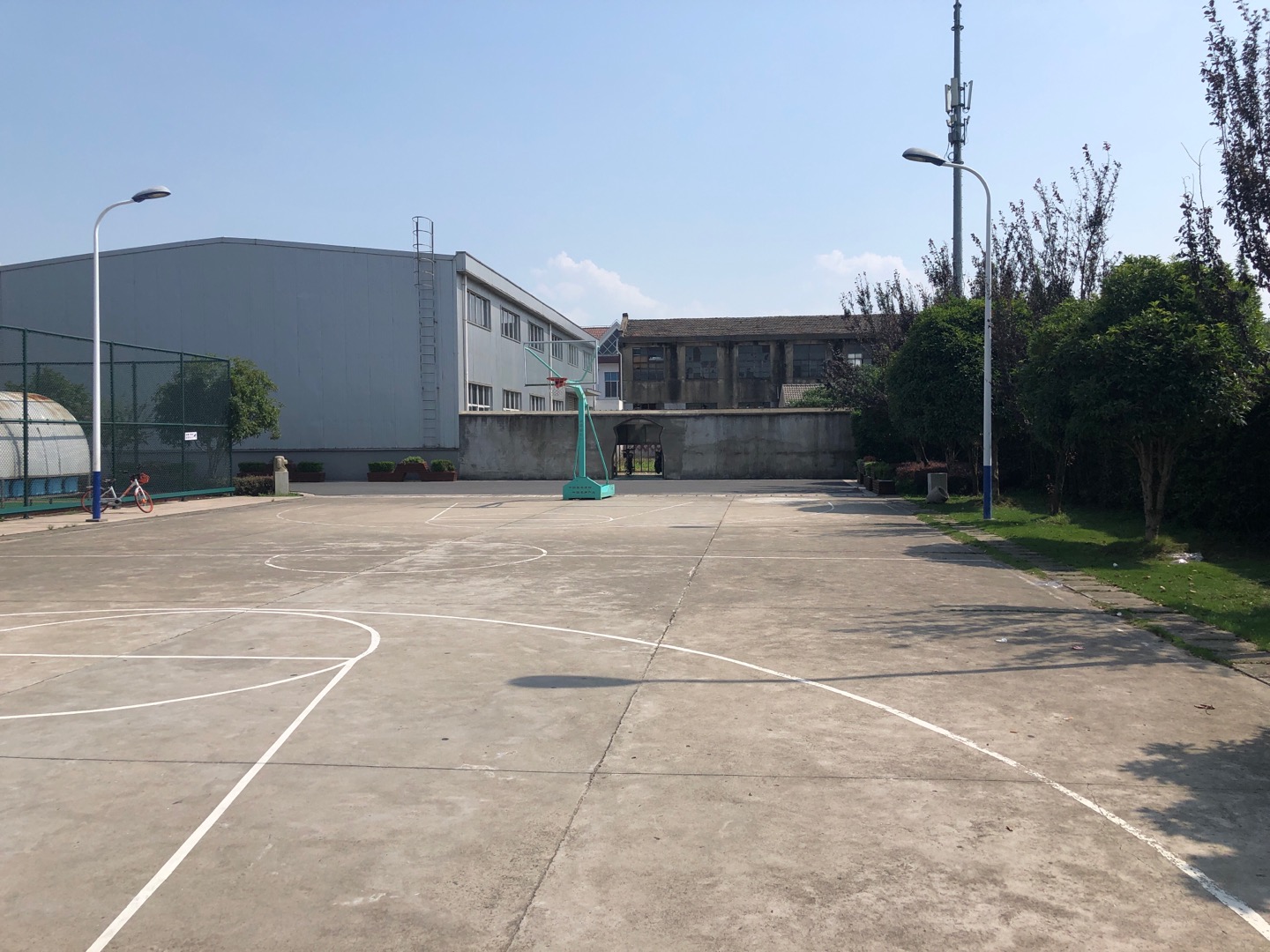 馬橋鎮(zhèn)民主村籃球場