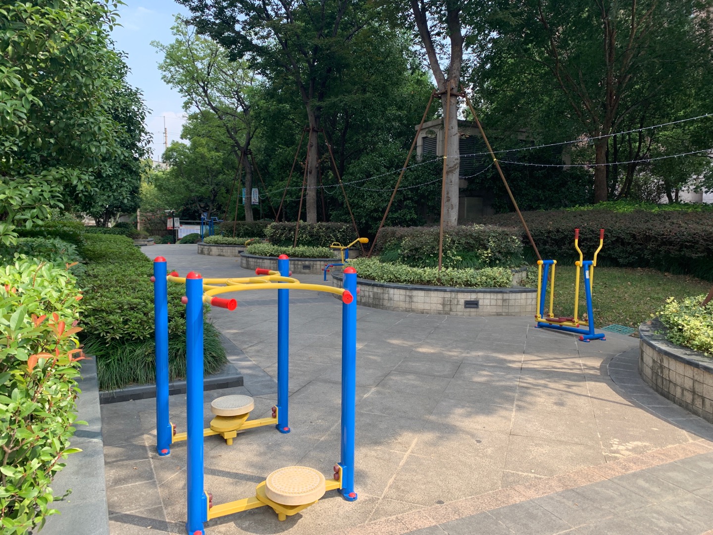 同濟(jì)雅筑東側(cè)健身點(diǎn)