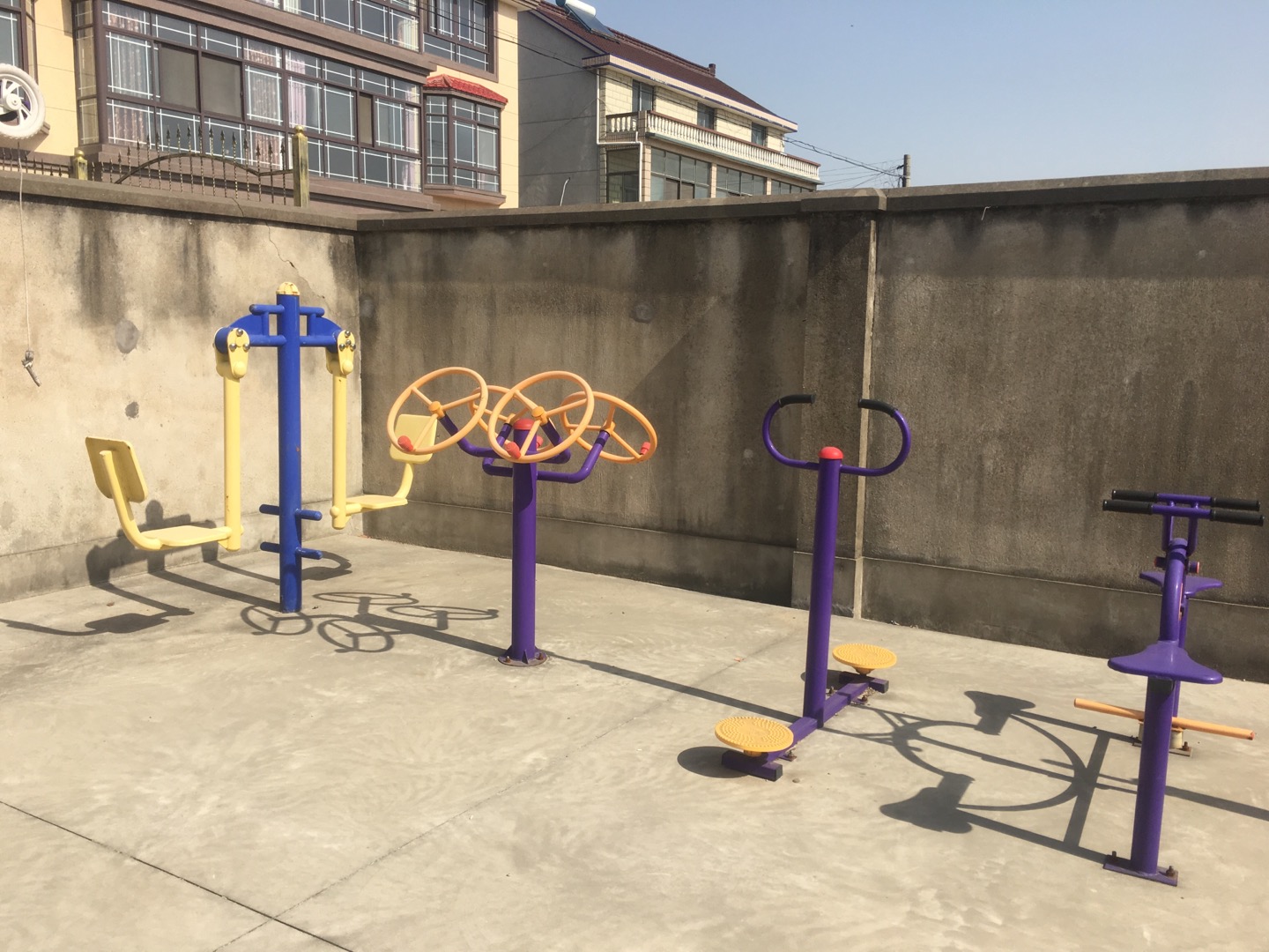 老港鎮(zhèn)牛肚村民委員會25組健身苑點