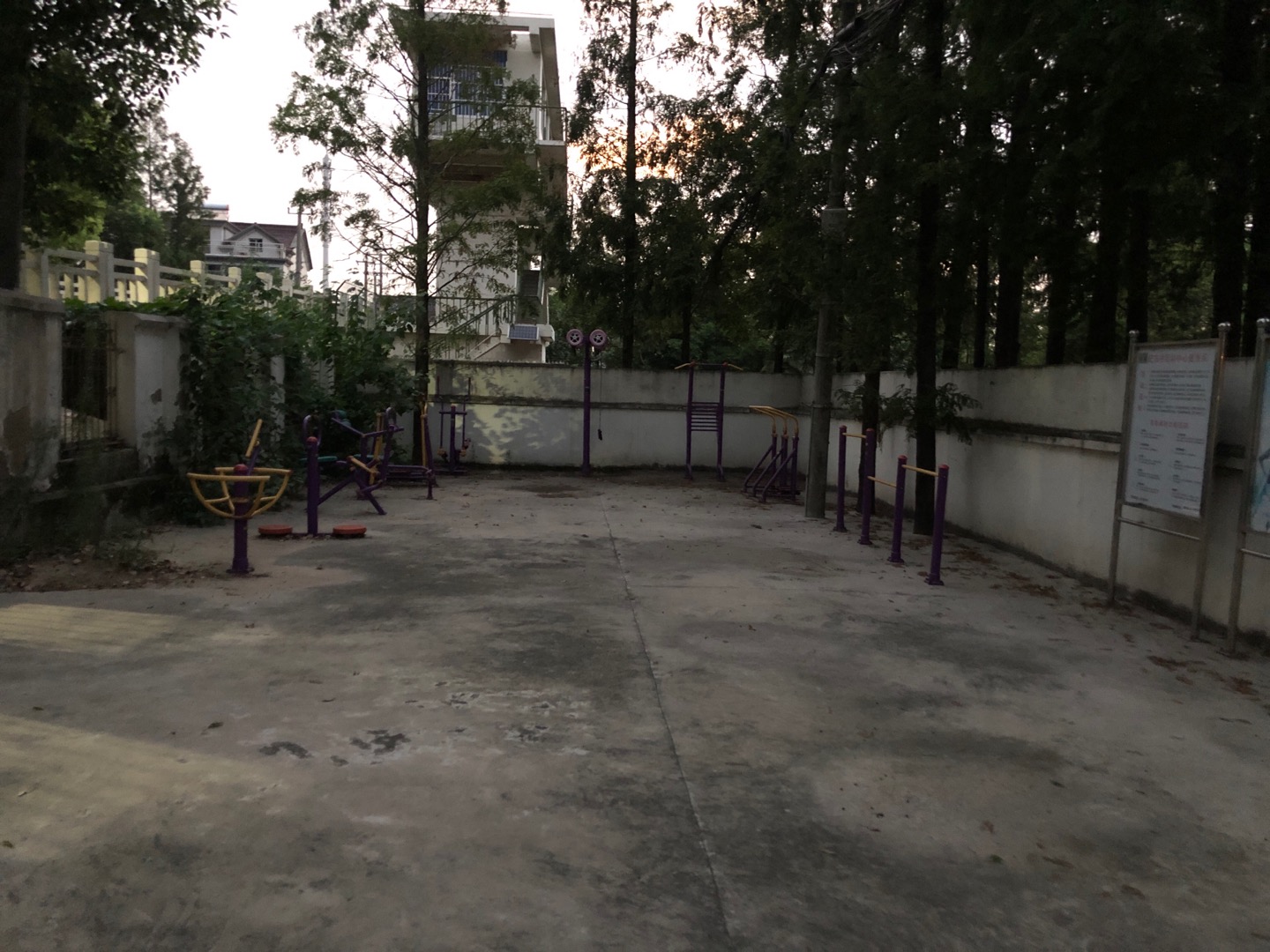 紀(jì)東村活動(dòng)中心健身點(diǎn)