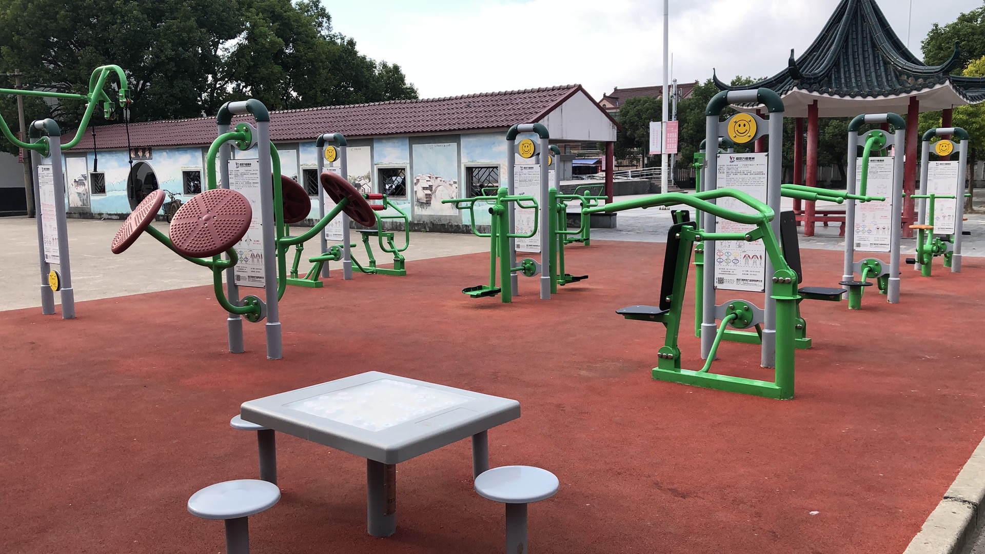 青村鎮(zhèn)光明社區(qū)廣場健身點 青村鎮(zhèn)光明社區(qū)廣場健身點