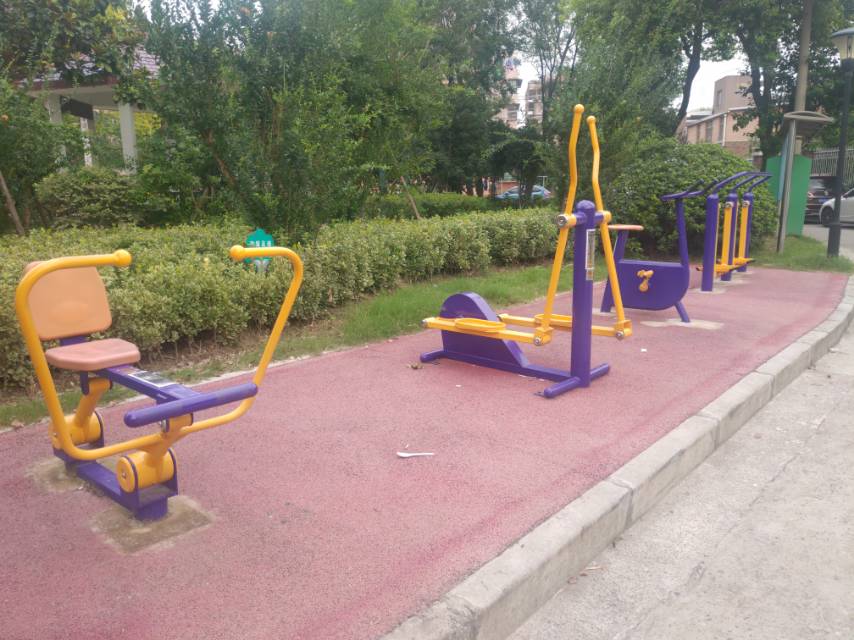 呼瑪三村一居委健身點