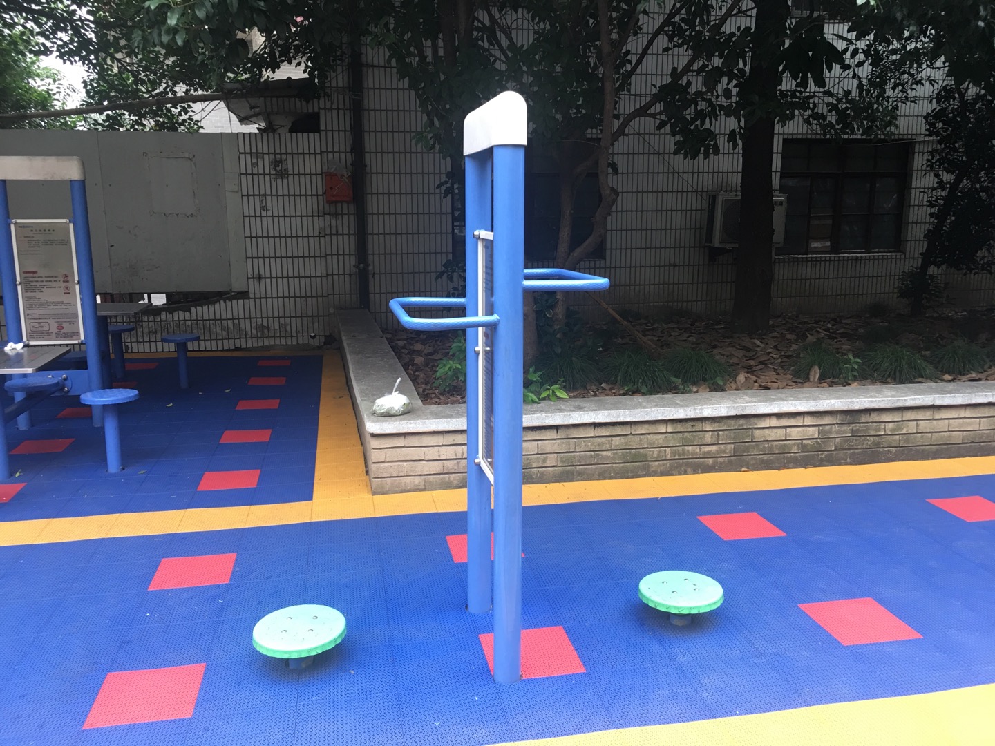 雙立柱扭腰器 雙立柱扭腰器